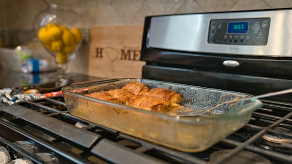 Glazen ovenschaal die de oven in gaat