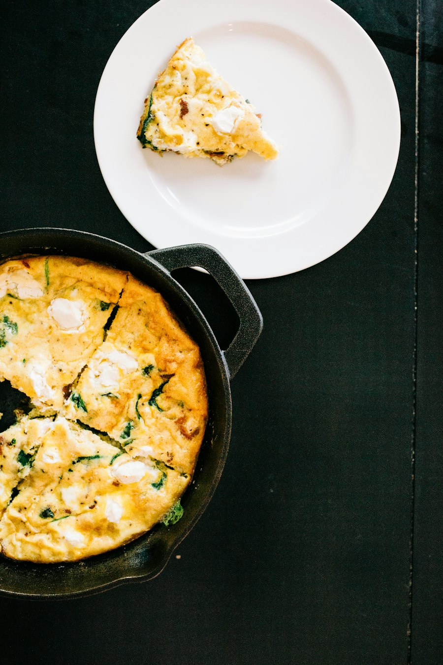 Gerecht met ei en kruiden in een zwarte pan, net uit de oven