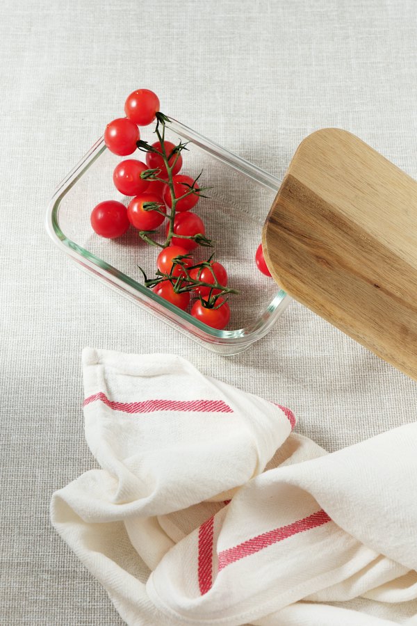 Glazen ovenschaal met tomaten op een lichte ondergrond